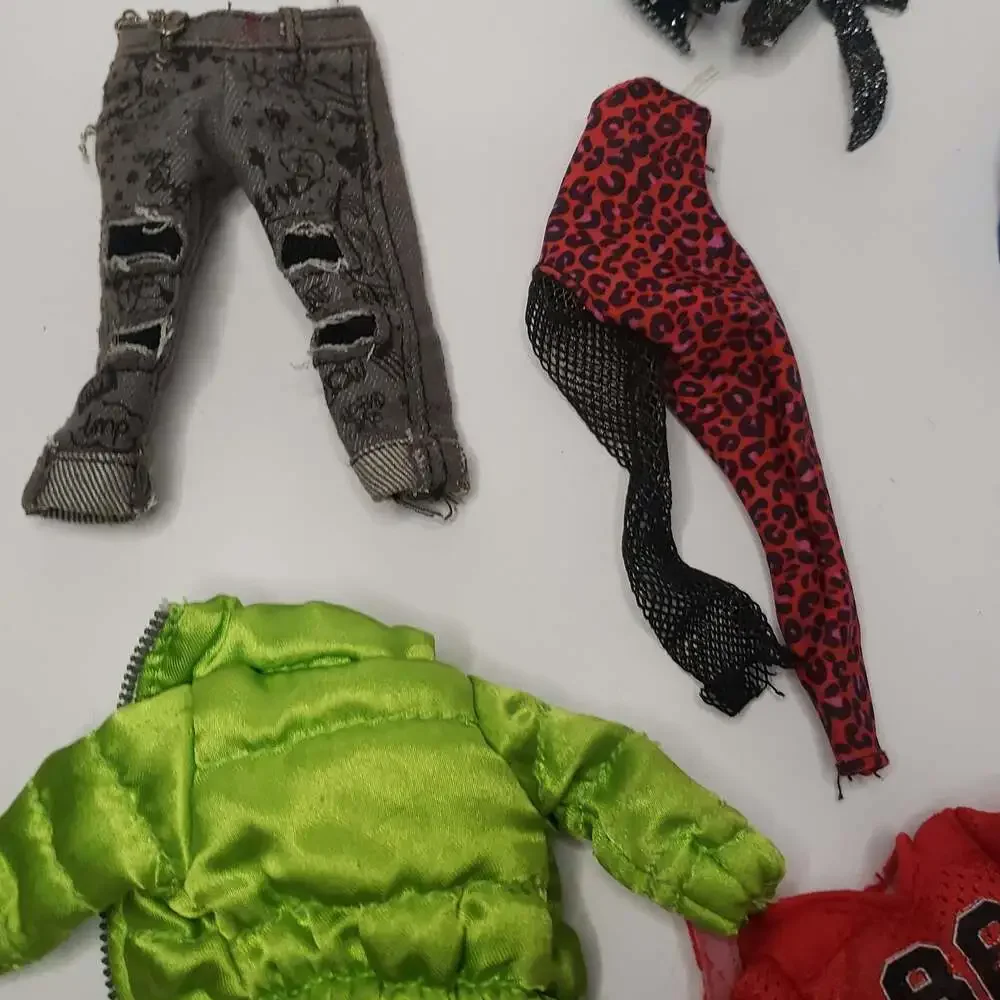 Rainbow High‎ Series 2 Karma Nichols Doll Clothes Lot